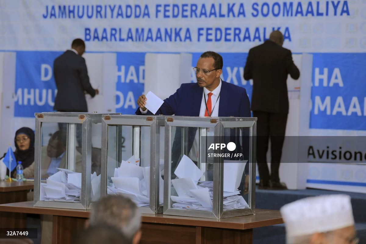 Des législateurs somaliens votent lors des élections présidentielles à Mogadishu, le 15 mai 2022.