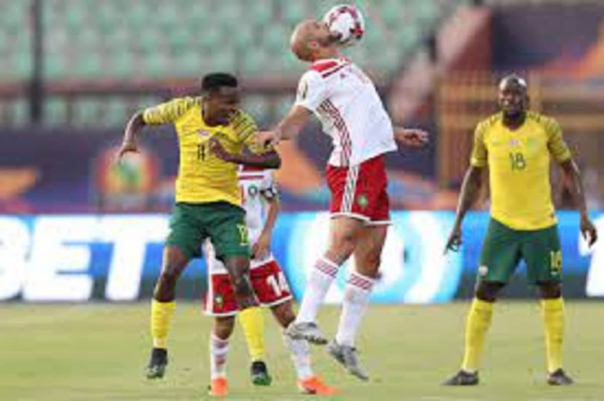 Des joueurs sud africains et marocains lors d'un match de la CAF