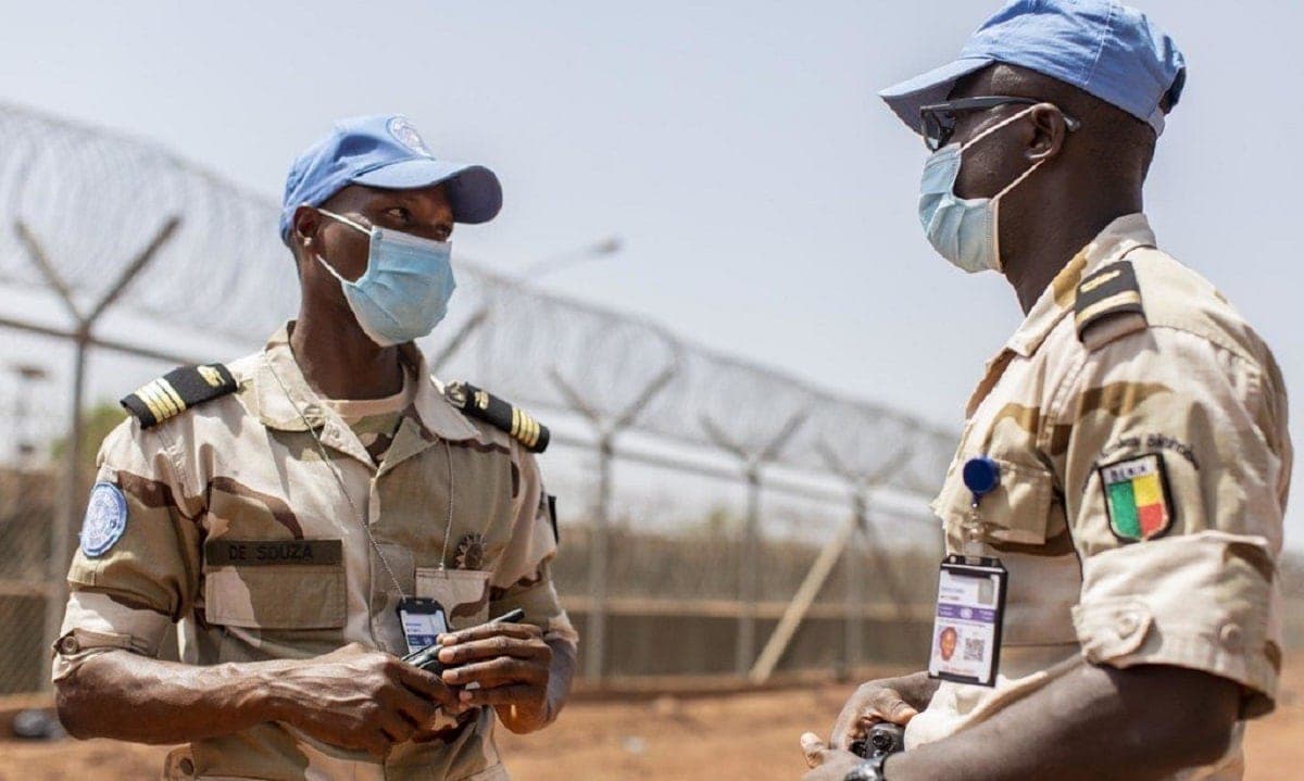 Major Akandal de Souza (Ã  gauche) est le Commandant du contingent béninois Ã  la MINUSMA, au Mali.