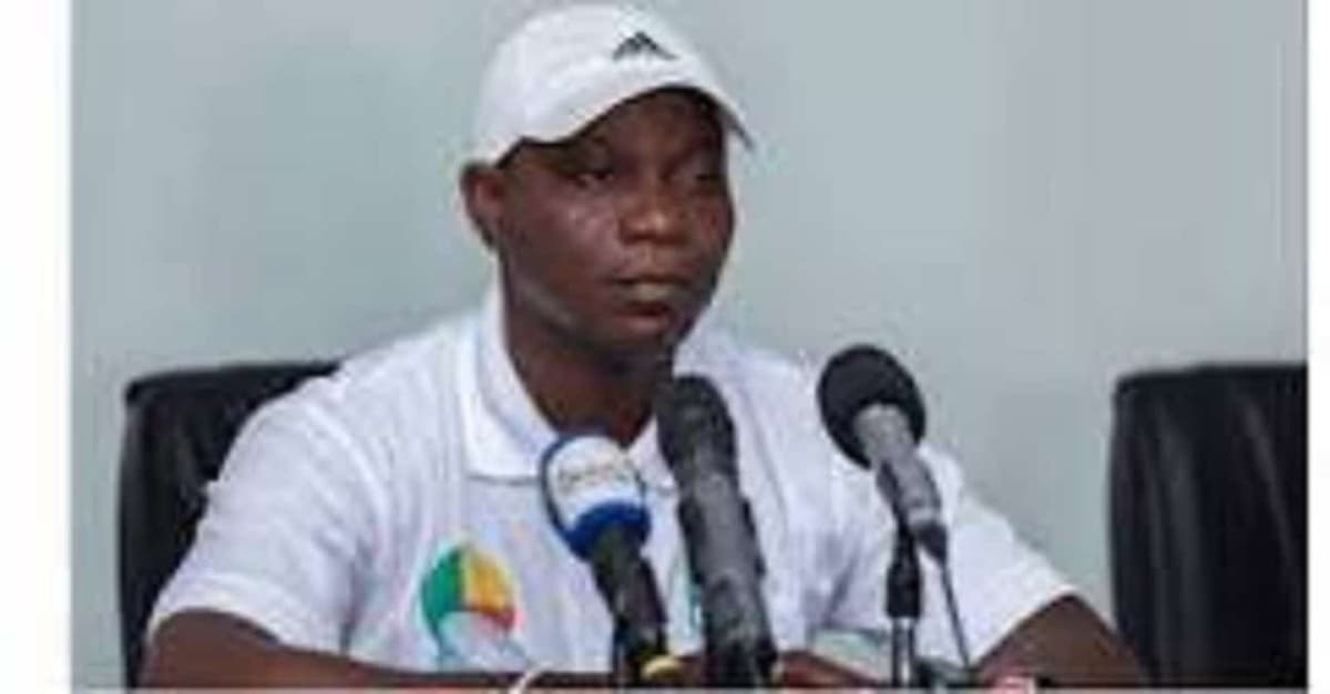 Le sélectionneur des Ecureuils juniors du Bénin, Mathias DEGUENON, en conférence de presse