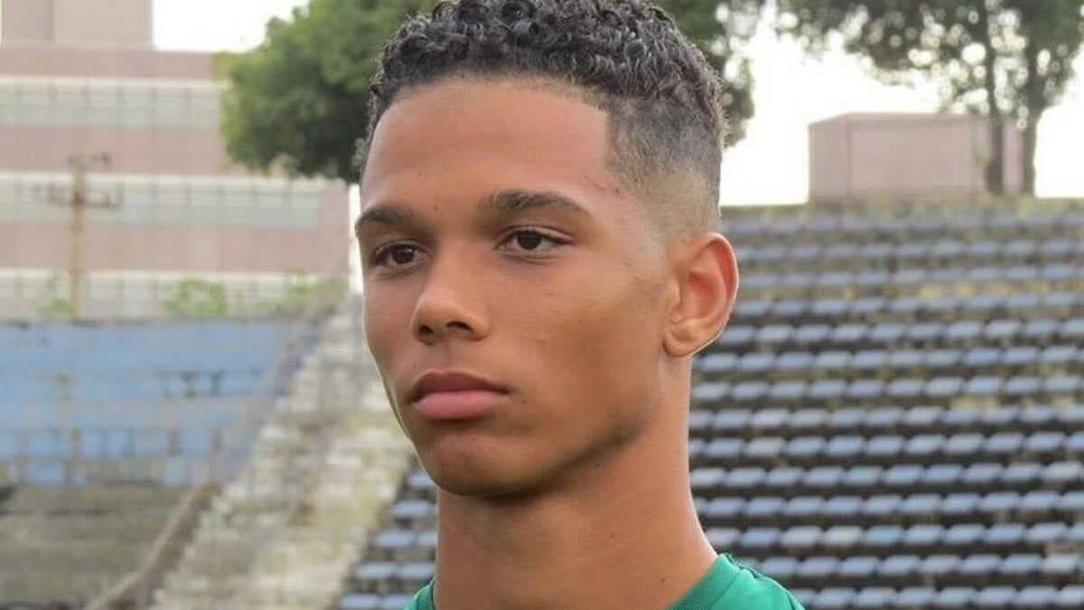 Etienne Eto'o debout