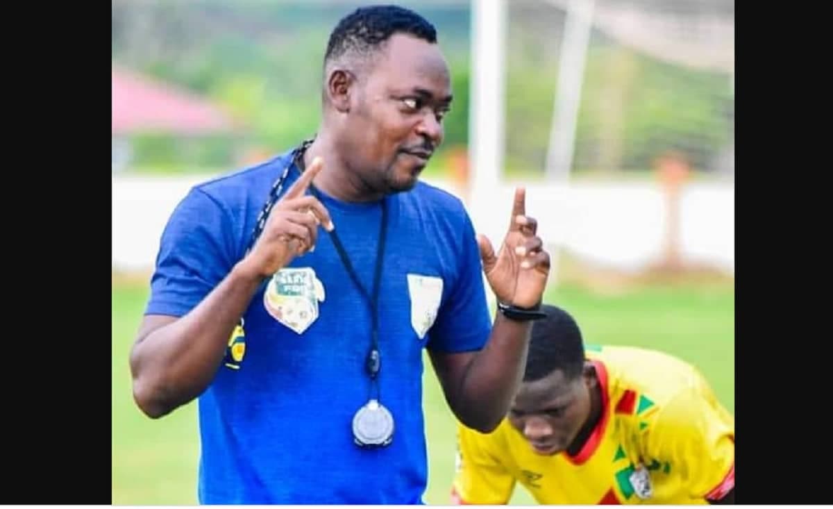 Le sélectionneur des Ecureuils cadets Urbain Honfo lors d'un match avec le Bénin