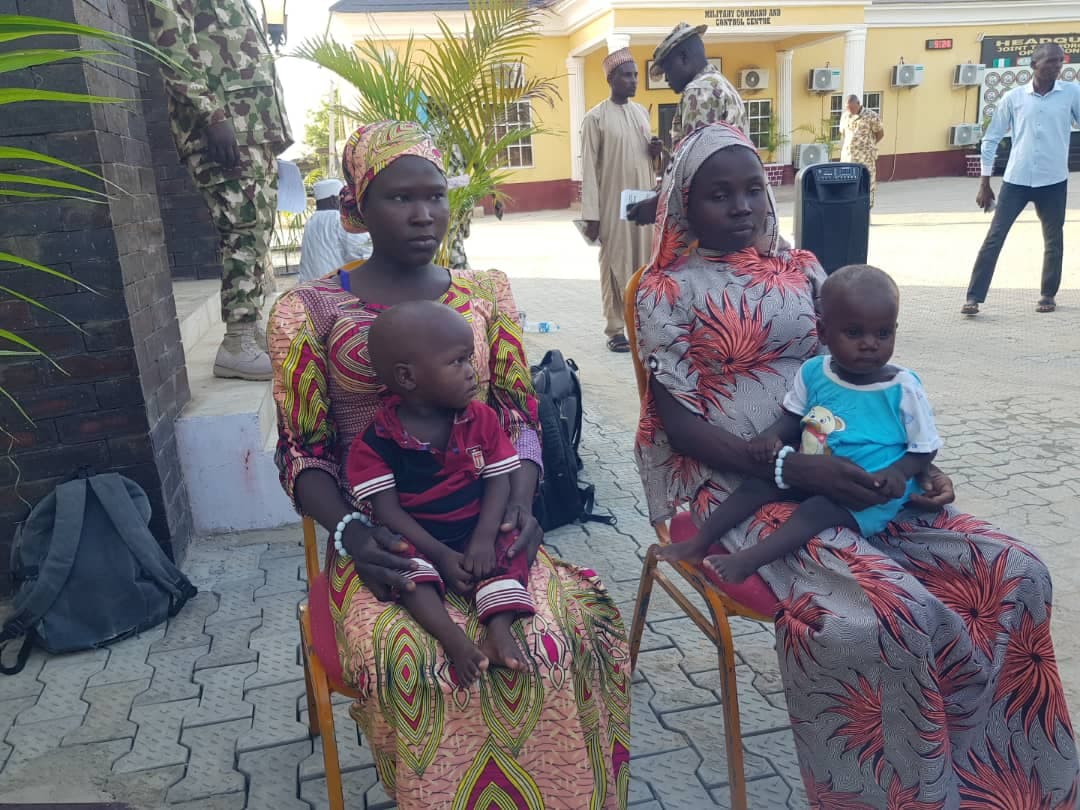 Mary Dauda et Hauwa Joseph avec leurs enfants Ã  Maiduguri, le 21 juin 2022.