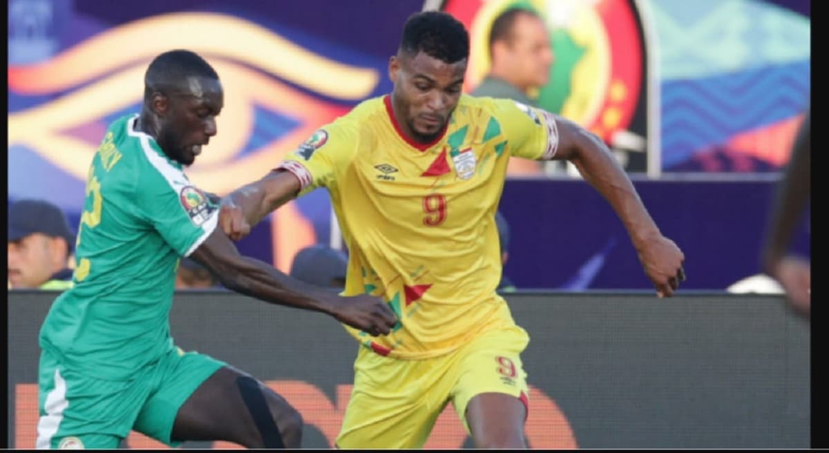 Le Béninois Steve Mounié (Ã  droite) aux prises avec le Sénégalais Youssouf Sabaly, le 10 juillet 2019 au Caire, lors de la CAN 2019.
