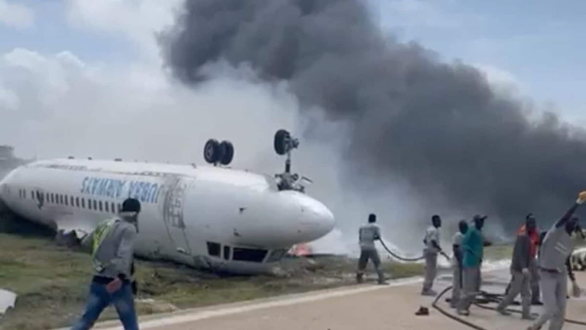 Somalie : un avion se retourne sur le dos lors de son atterrissage (Vidéo)