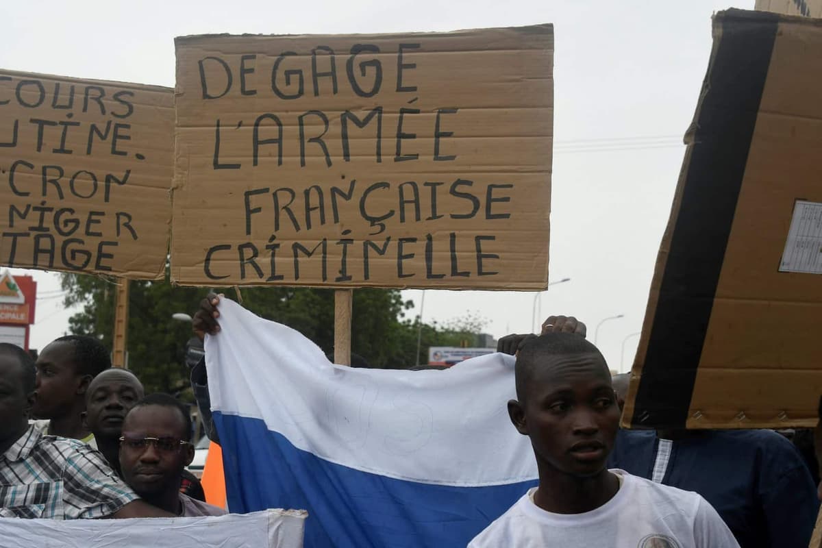 Des manifestants se rassemblement Ã  Niamey le 18 septembre contre la présence militaire française au Niger.