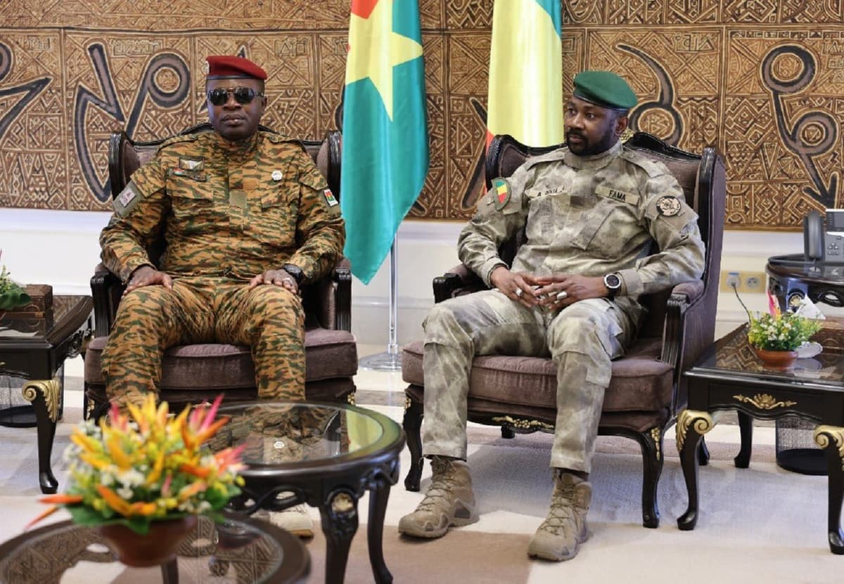 Le lieutenant-colonel Paul-Henri Damiba, président de transition du Burkina Faso et le Président du Mali, le colonel Assimi GoÃ¯ta, samedi 03 septembre 2022 Ã  Bamako