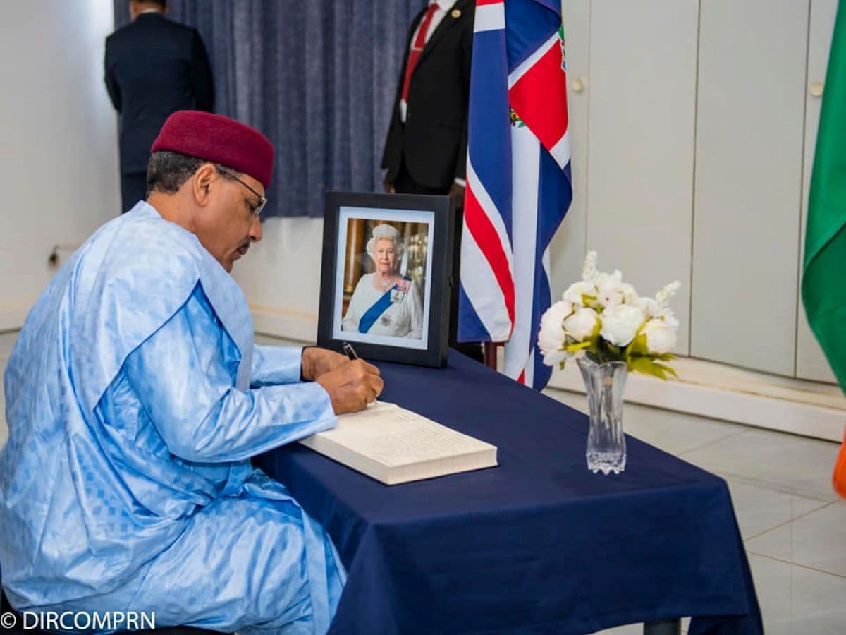 Le président du Niger Mohamed Bazoum Ã  l'ambassade du Royaume Uni Ã  Niamey