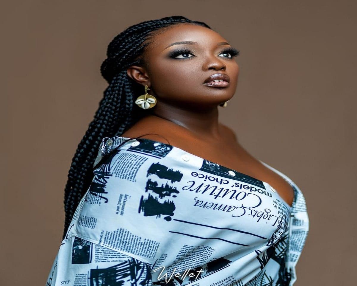 une dame avec les regards fixés vers le haut