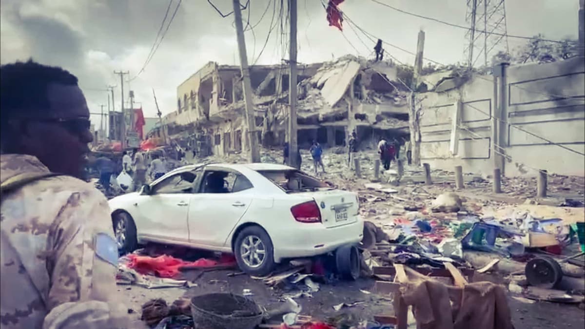 Explosion meurtrière dans des attentats Ã  la voiture piégée devant le ministère de l’Éducation dans la capitale somalienne Mogadiscio.