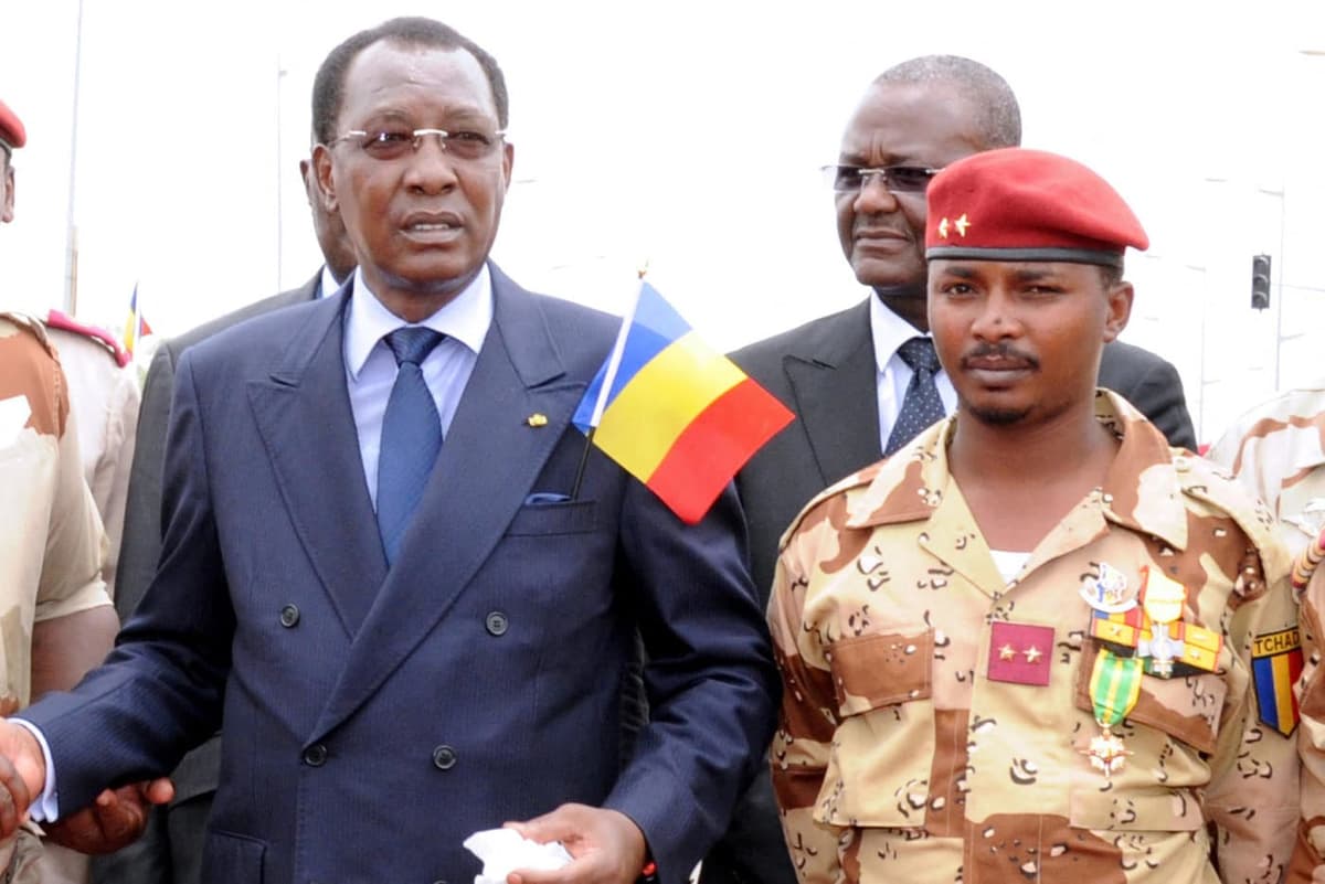 Le président Idriss Déby (Ã  gauche) mort le 21 avril 2021 avec son fils Mahamat Idriss Déby qui lui a succédé, photographiés en mai 2013 Ã  N'Djamena, au Tchad. — © AFP/STR