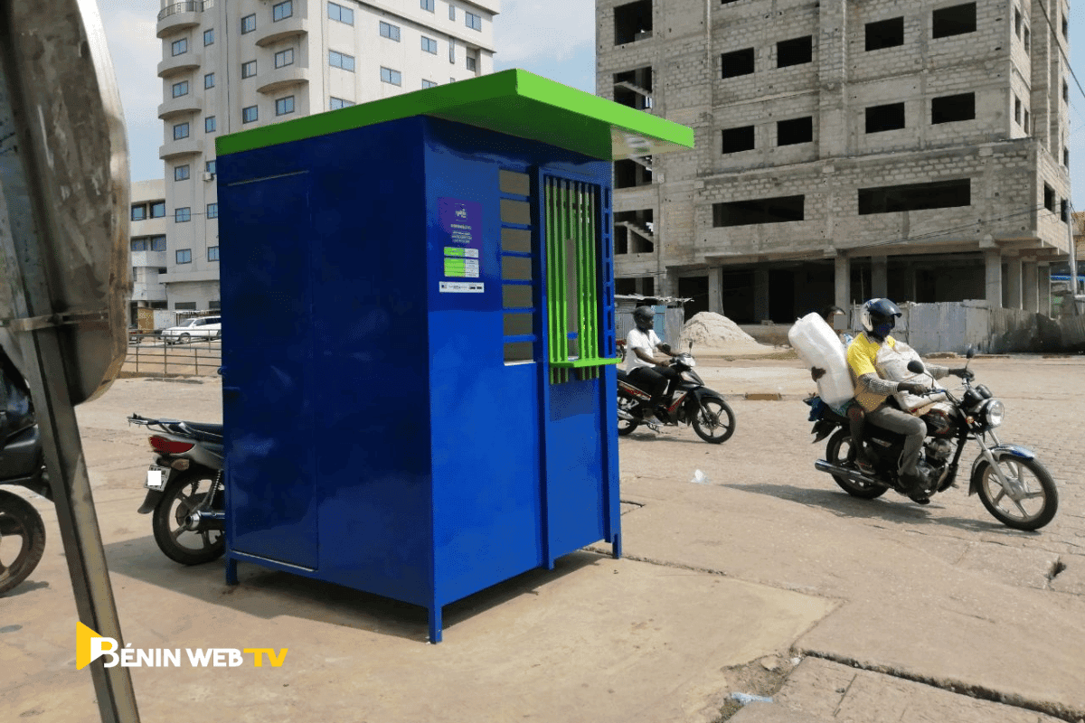 Un des kiosques du troisième opérateur téléphonique Ã  Cotonou, dans un angle de rue, non loin d’une plaque de signalisation routière. Cotonou le 07 novembre 2022.