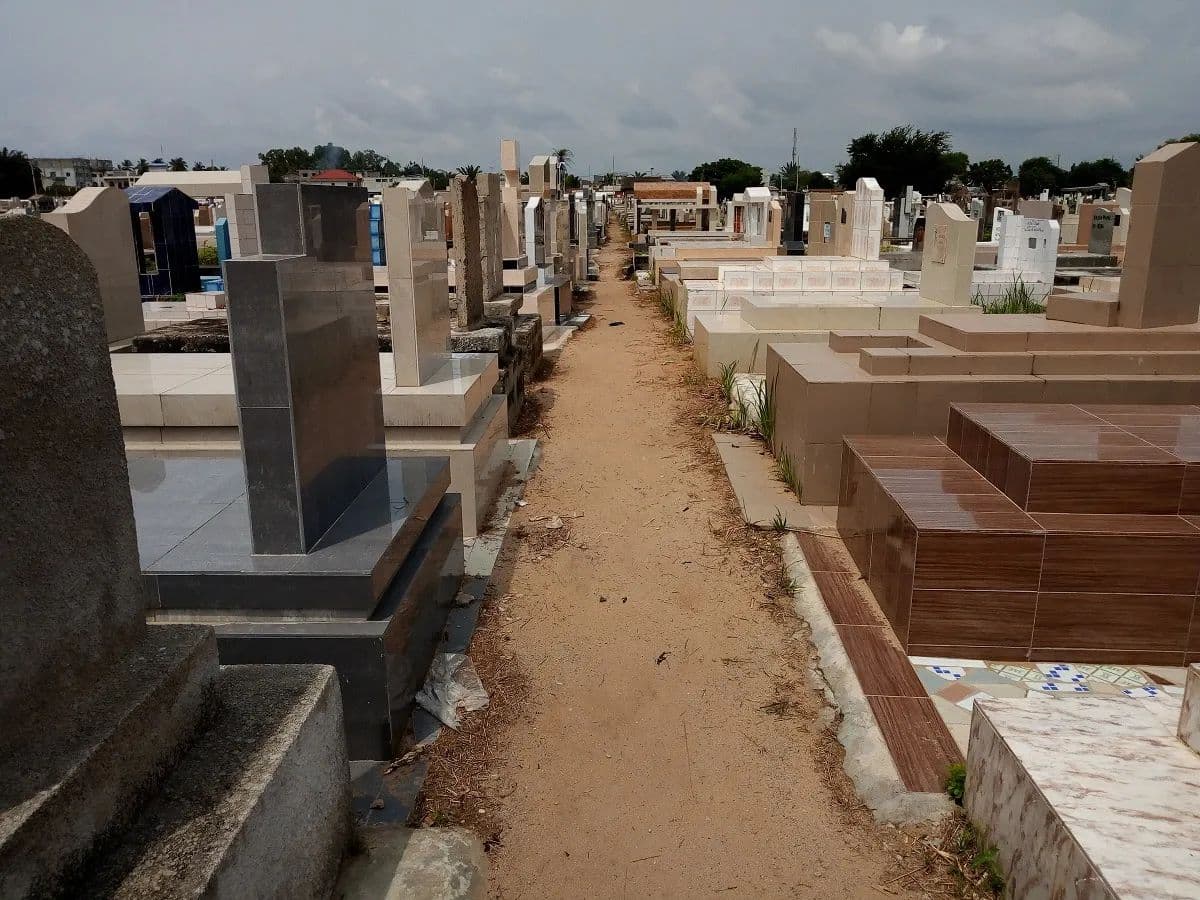 Une allée ente les Tombes au cimetière Pk14 Ã  cotonou (Bénin) © commons.wikimedia