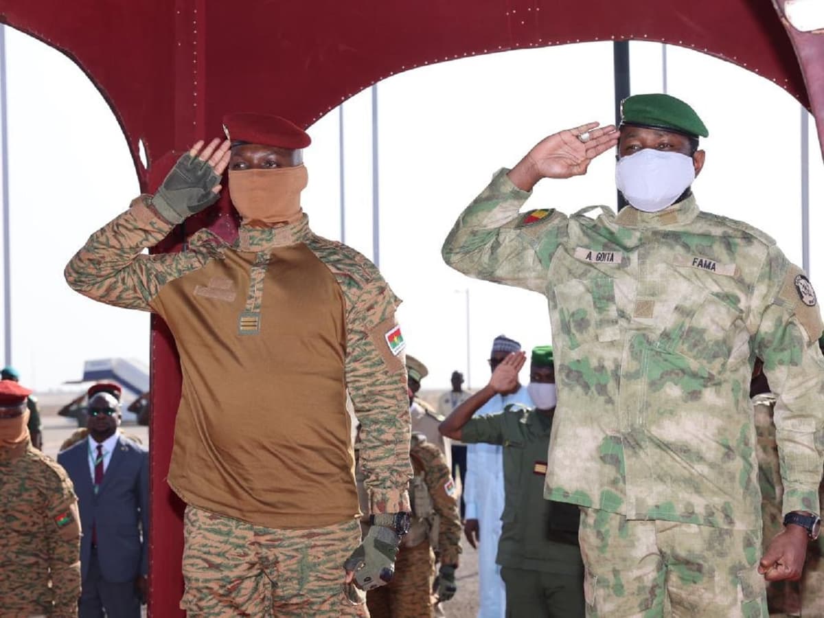 Le chef de l'Etat du Burkina Faso, le colonel Ibrahim Traoré avec son homologue malien, le colonel Assimi GoÃ¯ta. Mercredi 02 Novembre 2022.