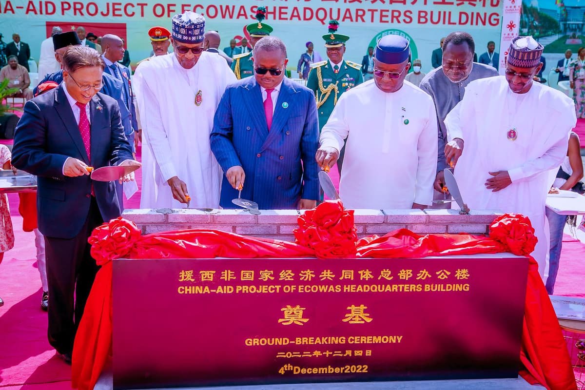 Le Président Muhammadu Buhari a procédé, dimanche 4 novembre Ã  Abuja, la capitale du Nigeria, Ã  la cérémonie de pose de la première pierre du nouveau siège de la CEDEAO. Ceci aux côtés des Présidents Umaro Embalo de Guinée Bissau et Julius Mada Bio de Sierra Leone.