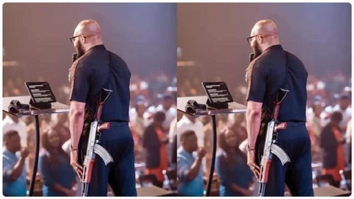 Pasteur fait le sermon avec une arme