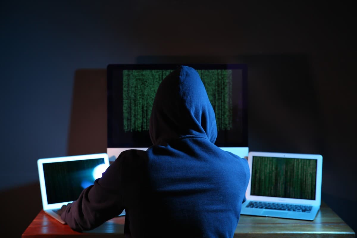 Illustration sur la cybercriminalité et ses impacts sur les victimes au Bénin.