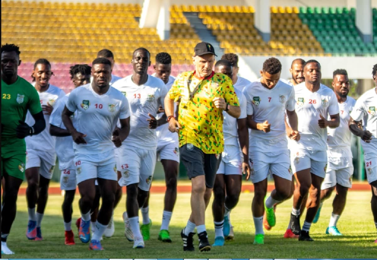 Le sélectionneur du Bénin, Gernot Rohr, et les Guépards lors d'une séance d'entrainement