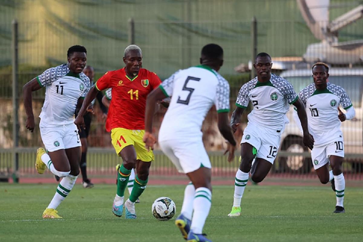 Des joueurs U23 du Nigéria et de la Guinée