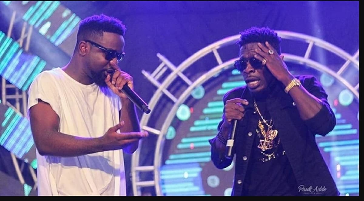 Les artistes ghanéens Sarkodie et Shatta Wale sur scène