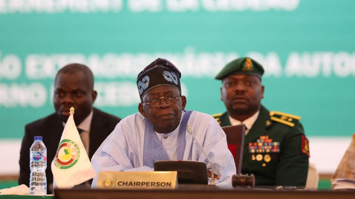 Le président de la Communauté économique des États de l'Afrique de l'Ouest et président du Nigéria, Bola Ahmed Tinubu, réagit en s'adressant au chef d'État et de gouvernement de la Cédéao Ã  Abuja le 30 juillet 2023.