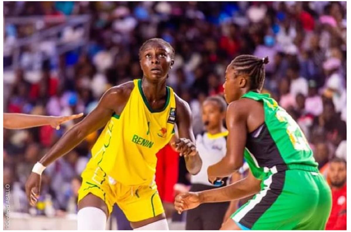 Des basketteuses béninoise et camerounaise