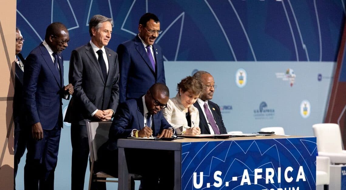 En Décembre 2022, les gouvernements des États-Unis, du Bénin et du Niger ont signé le tout premier accord de don d’envergure régionale du MCC – L’Accord de Don de 504 millions de dollars US pour le Programme Régional de Transport Bénin-Niger.