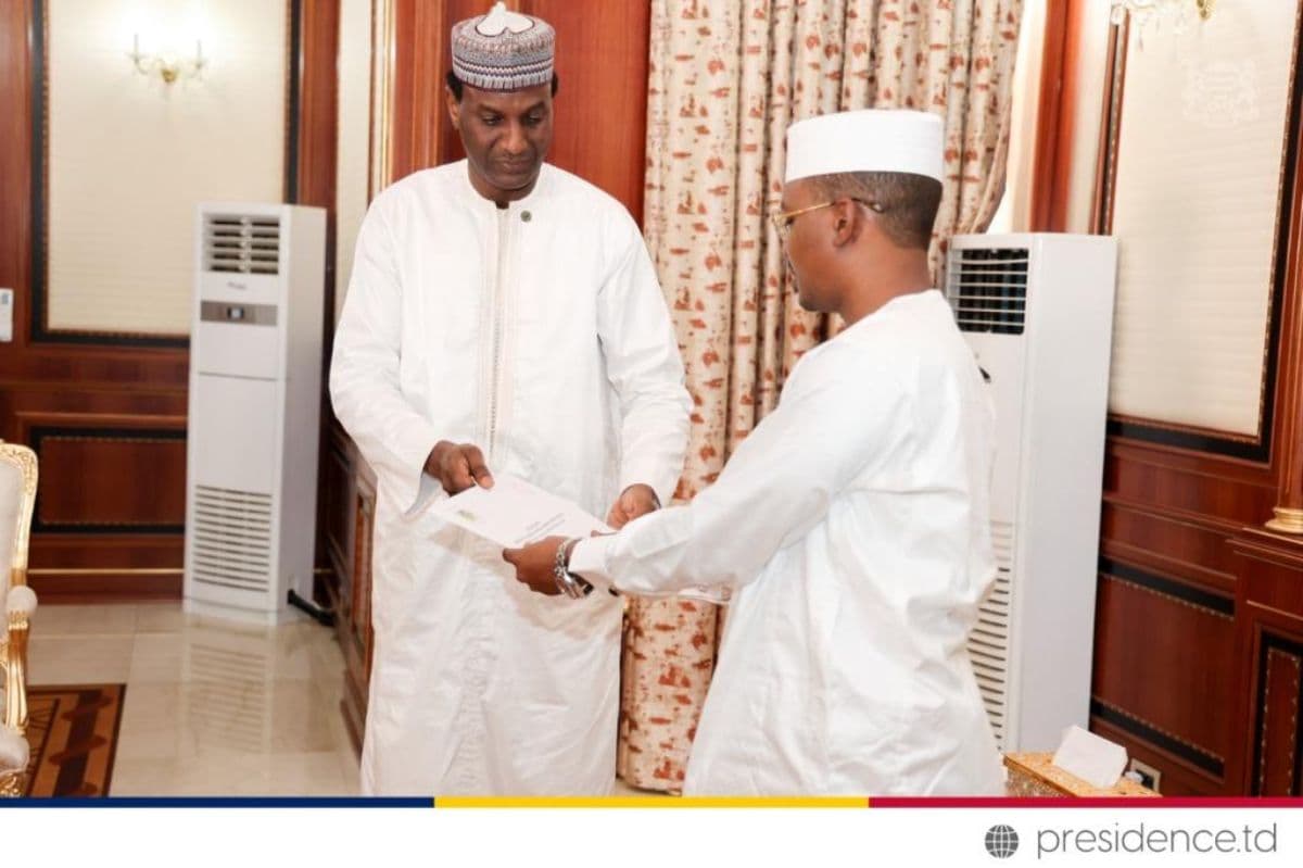 Mahamat Idriss Déby reçoit le message de Tiani des mains de Lamine Zeine