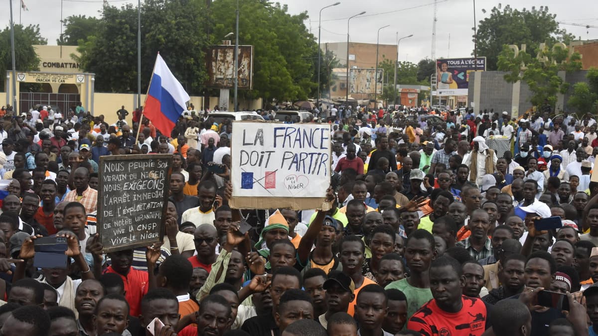 Des manifestants tiennent une pancarte anti-France lors d’une manifestation Ã  l’occasion de la fête de l’indépendance Ã  Niamey, le 3 août 2023.