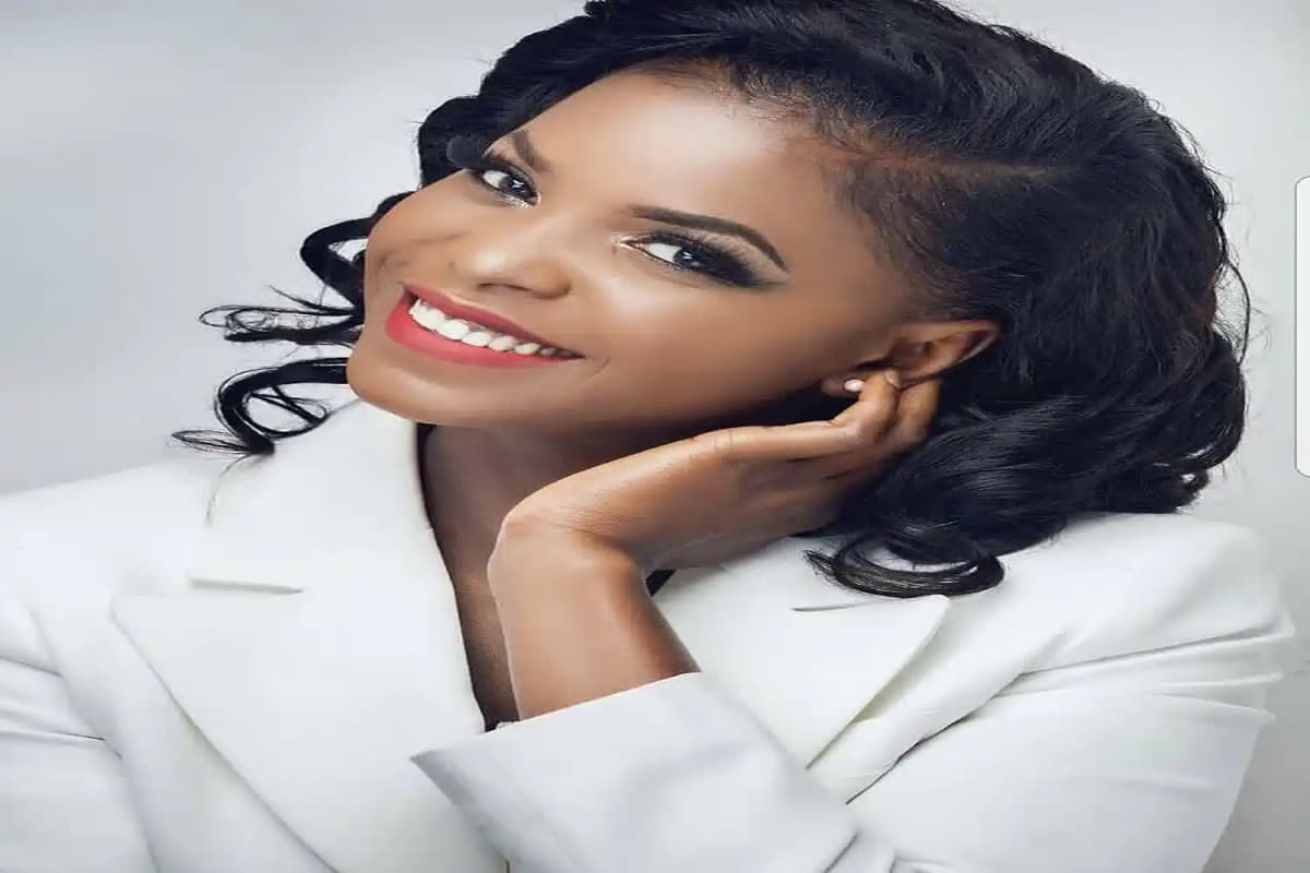 Daphné Jewanda, chanteuse camerounaise, célébrant un double événement.