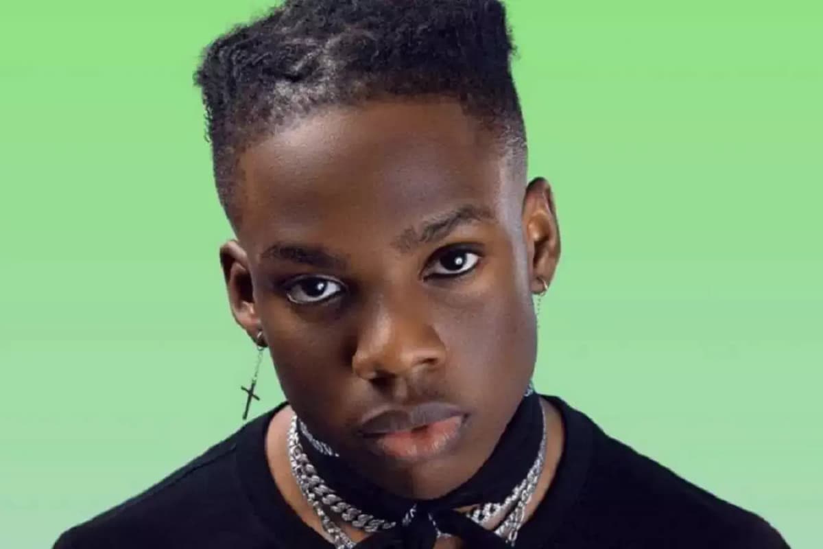 Rema, stylisé REMÎ›, de son vrai nom Divine Ikubor, est un auteur-compositeur-interprète nigérian