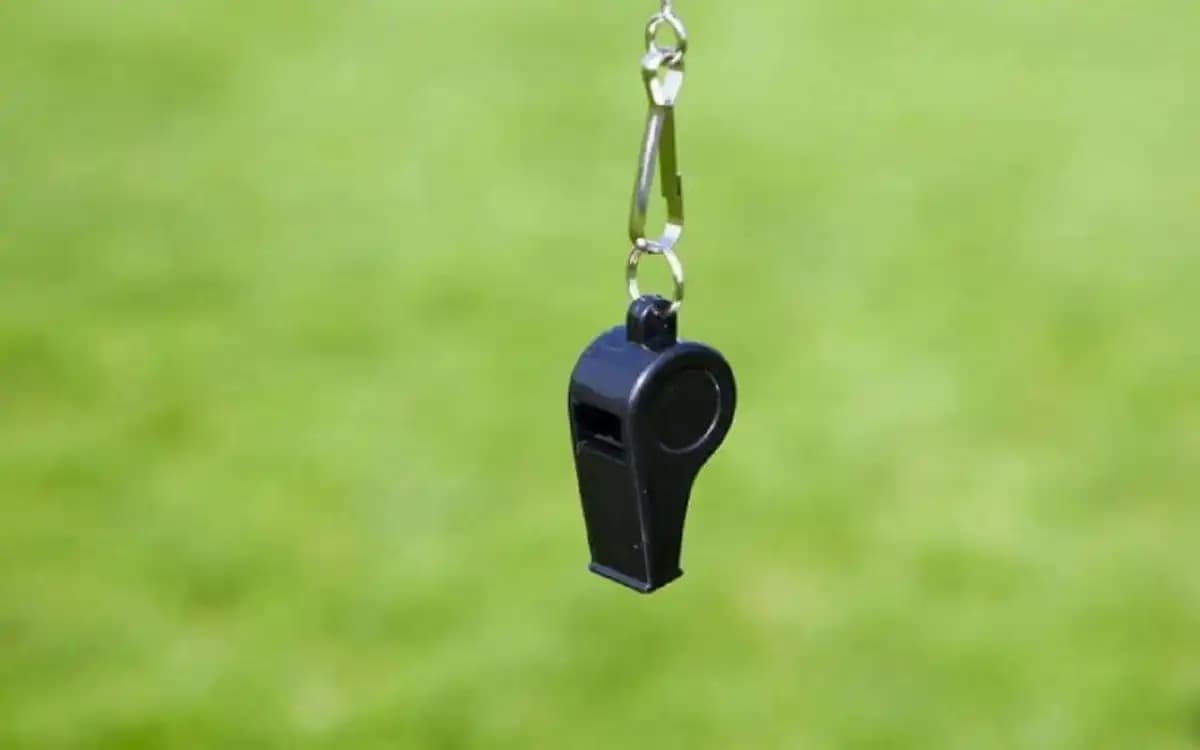 Sifflet d'arbitre utilisé lors des matchs de football.