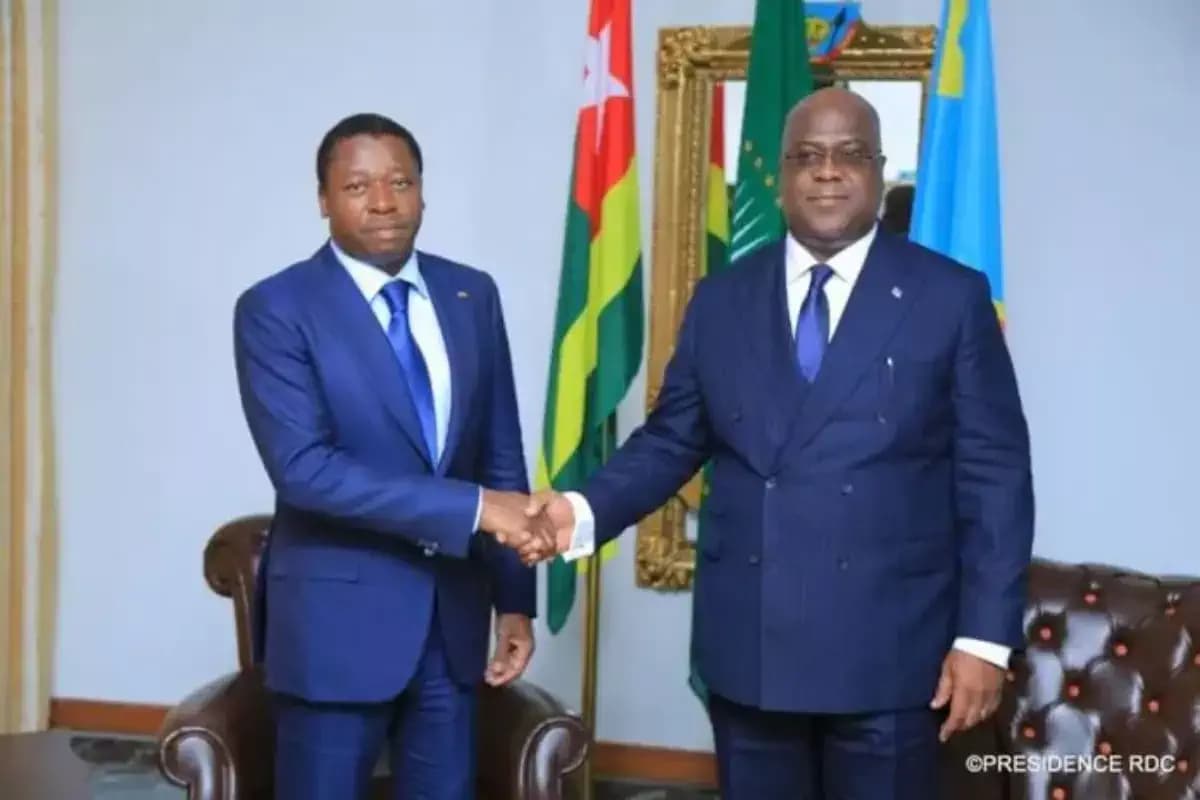 Faure Gnassingbé et Félix Tshisekedi se serrent la main lors d'une rencontre diplomatique.