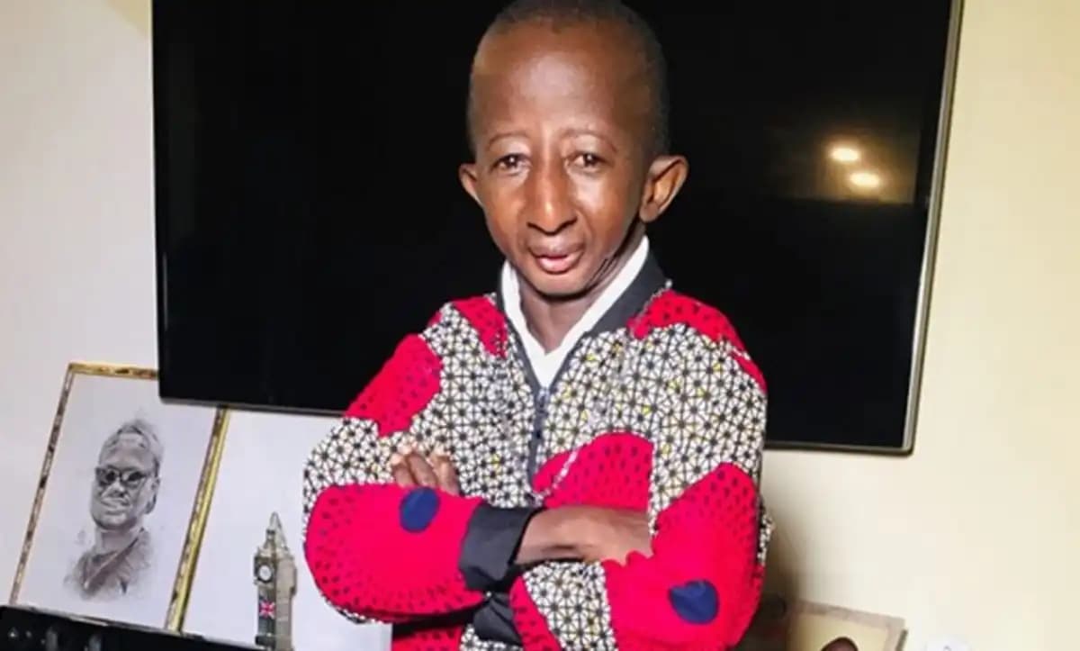 Grand P en visite en Arabie Saoudite, entouré de fans et de médias.