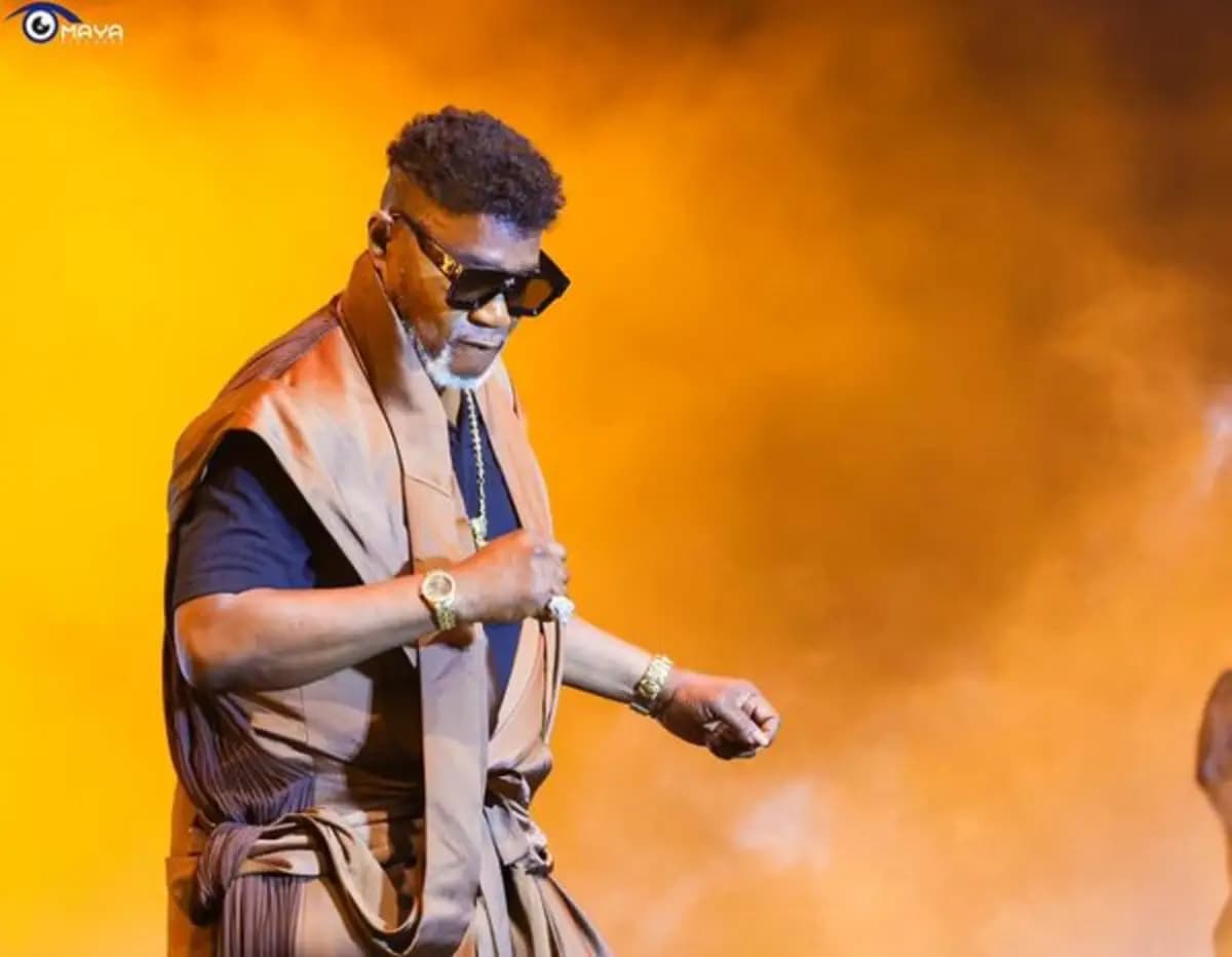 Koffi Olomidé portant une robe colorée lors du festival Vodun Days au Bénin.