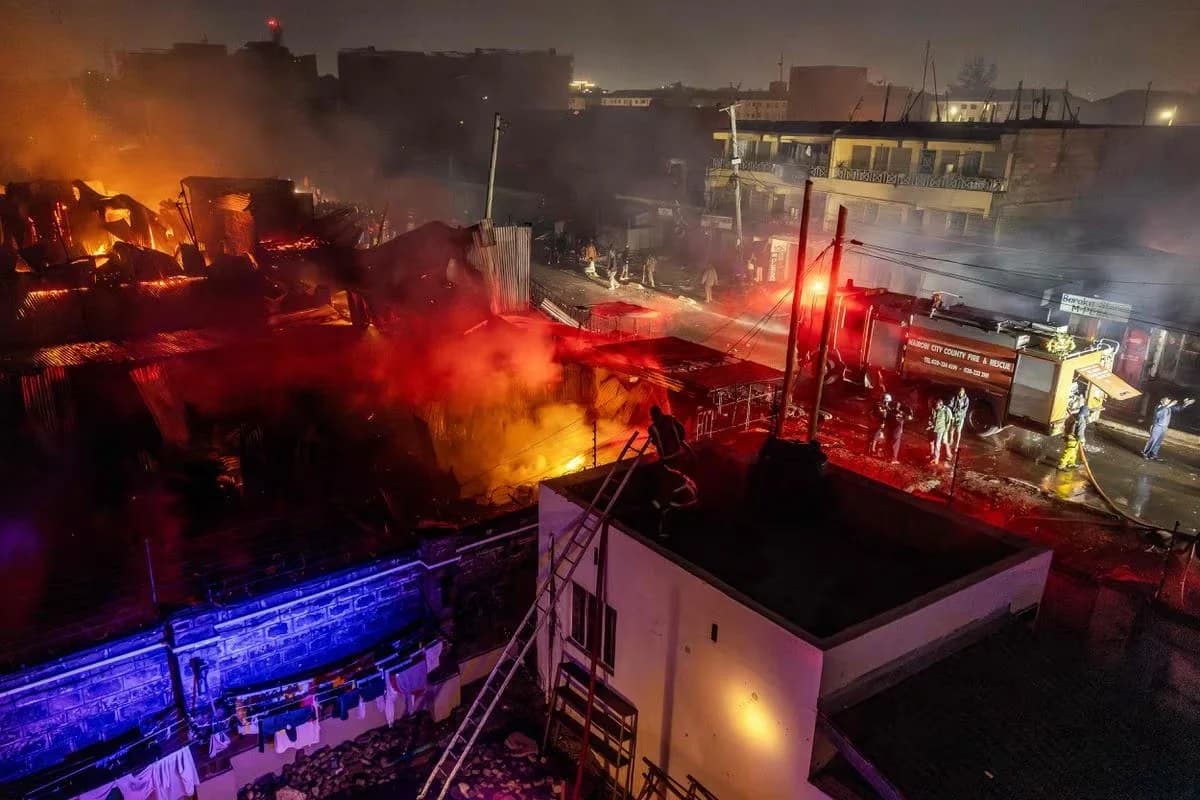 Incendie à Nairobi, Kenya, causant des dégâts et des pertes humaines.