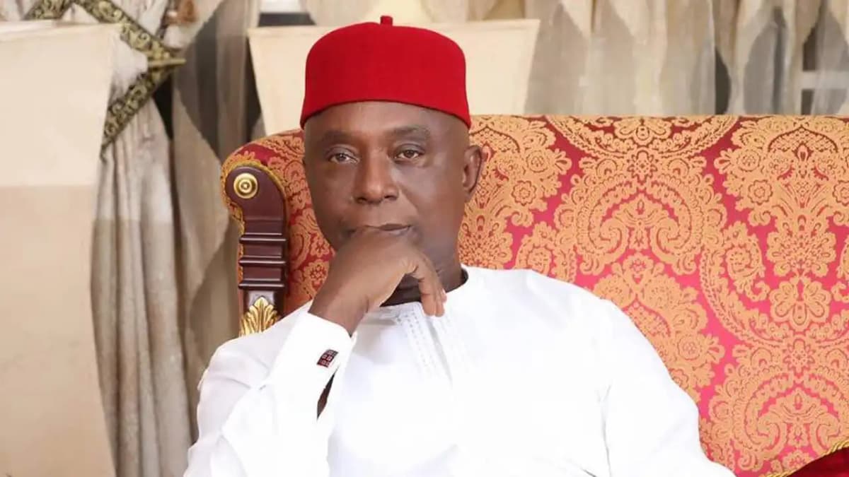Ned Nwoko, homme d'affaires et époux de Regina Daniels, visiblement affecté par un malheur.