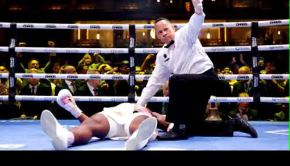 Francis Ngannou sur le ring, concentré avant le combat contre Anthony Joshua.
