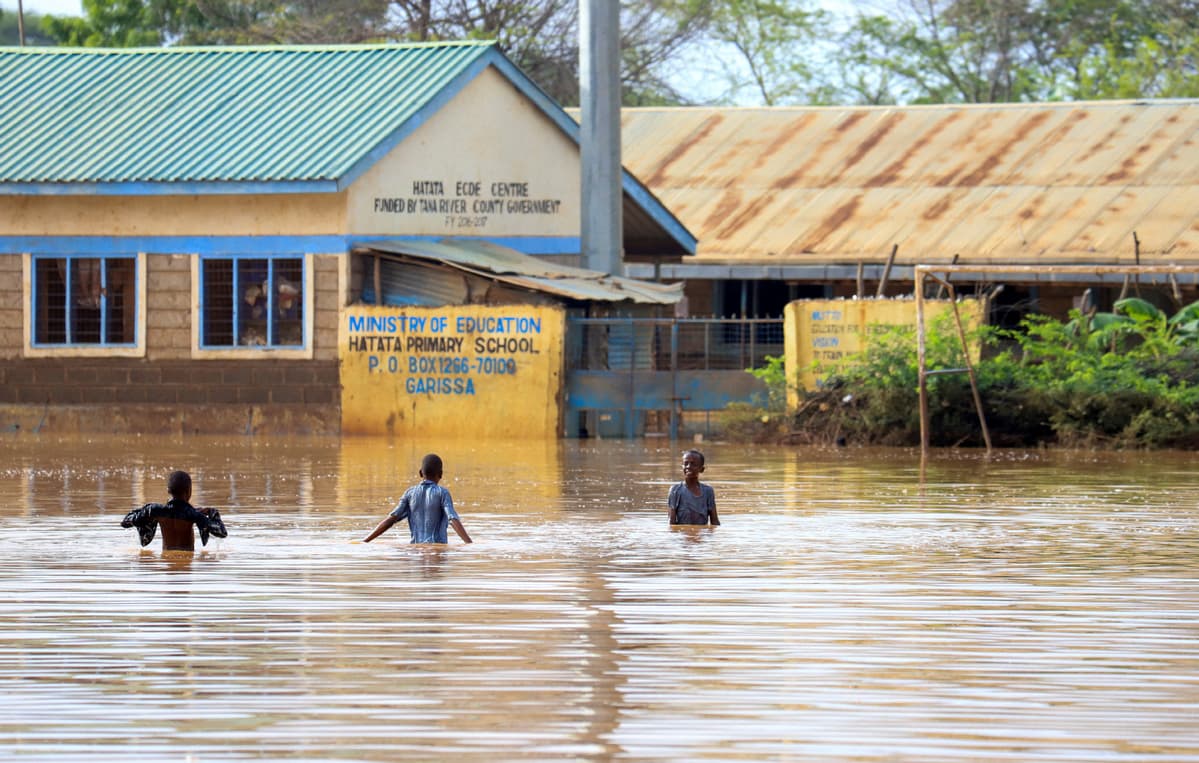 Des enfants pataugent dans les eaux de crue Ã  l'extérieur de l'école primaire Hatata après de fortes pluies dans le village de Mororo, dans le comté de Garissa, au Kenya, le 12 novembre 2023. [Photo/Agences]