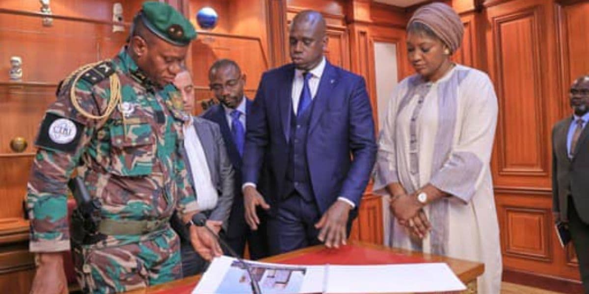 Brice Clotaire Oligui Nguema, président du Gabon, lors d'une annonce économique.