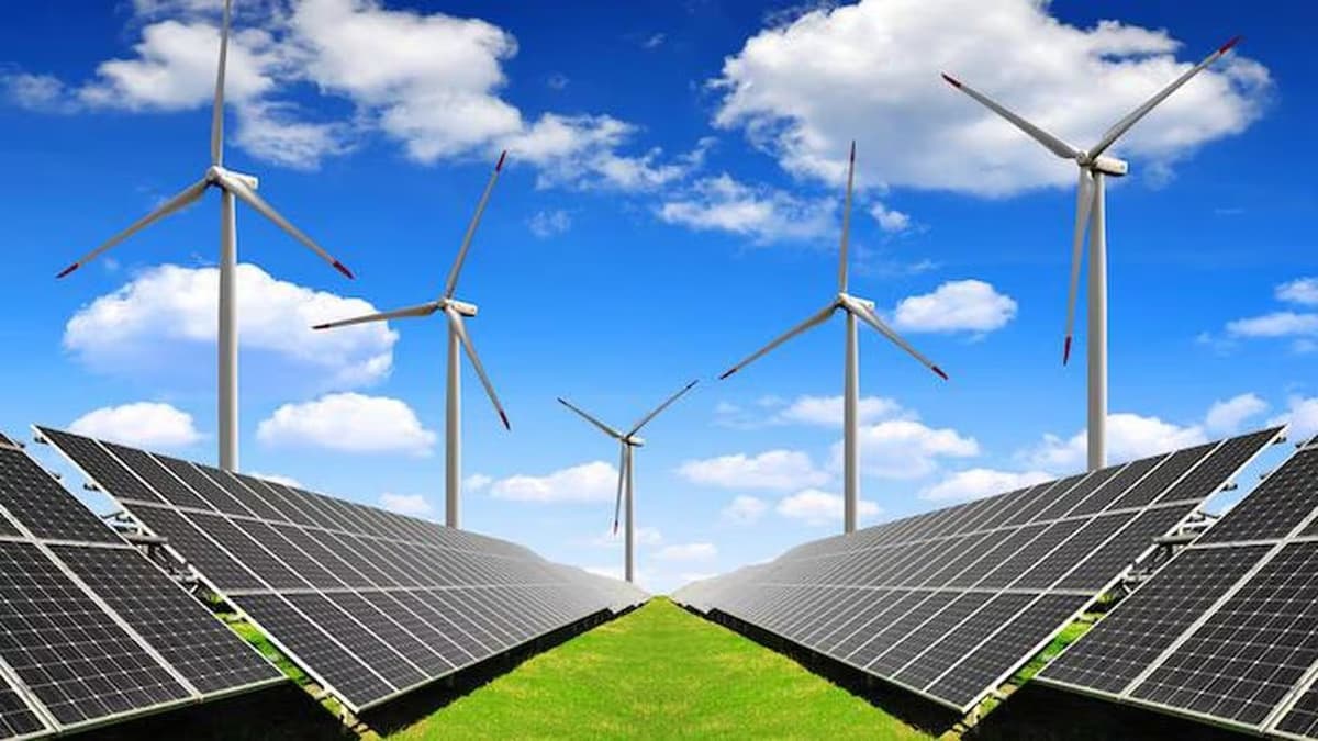 Panneaux solaires sur un toit au Mali, symbolisant l'énergie renouvelable.