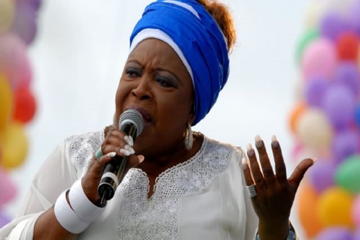 Patience Dabany lors d'une conférence de presse sur son procès contre le PDG.