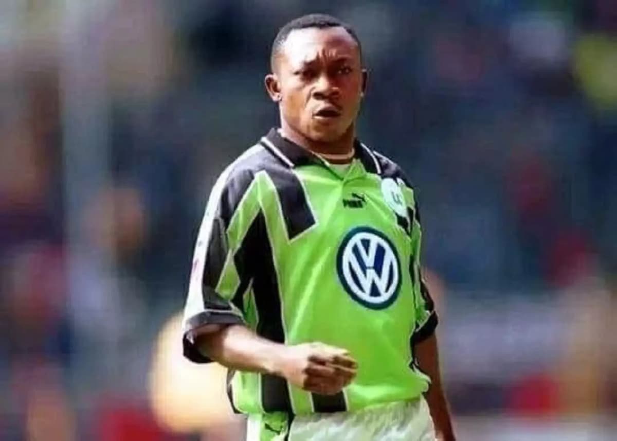 Jean Kasongo, ancien international congolais, lors d'un match de football.