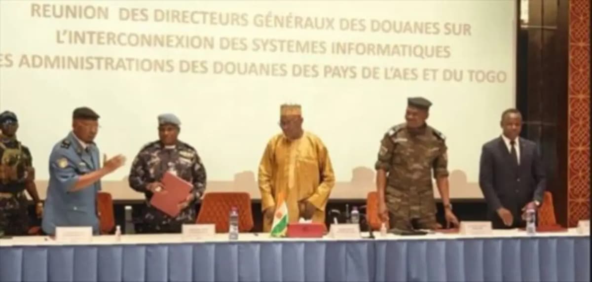 Interconnexion électrique entre l'AES et le Togo, symbolisant la coopération régionale.