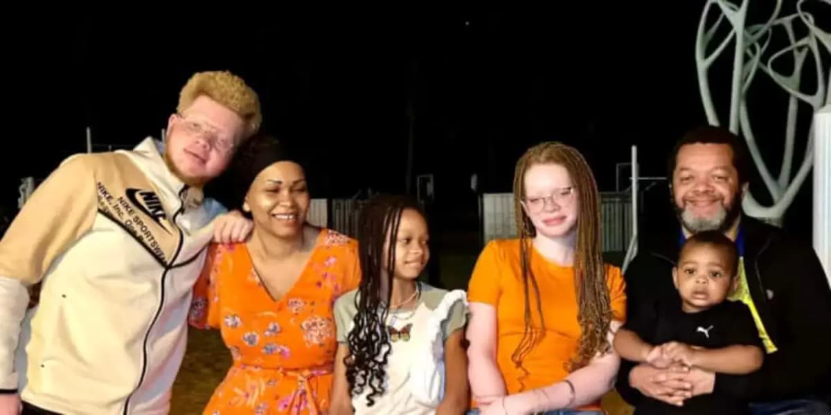 Marcello Tunasi entouré de ses enfants et de son épouse, sourires et tendresse partagés.