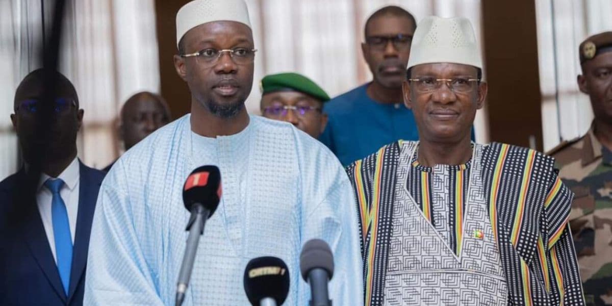 Ousmane Sonko lors d'une rencontre politique avec Assimi Goita au Mali.