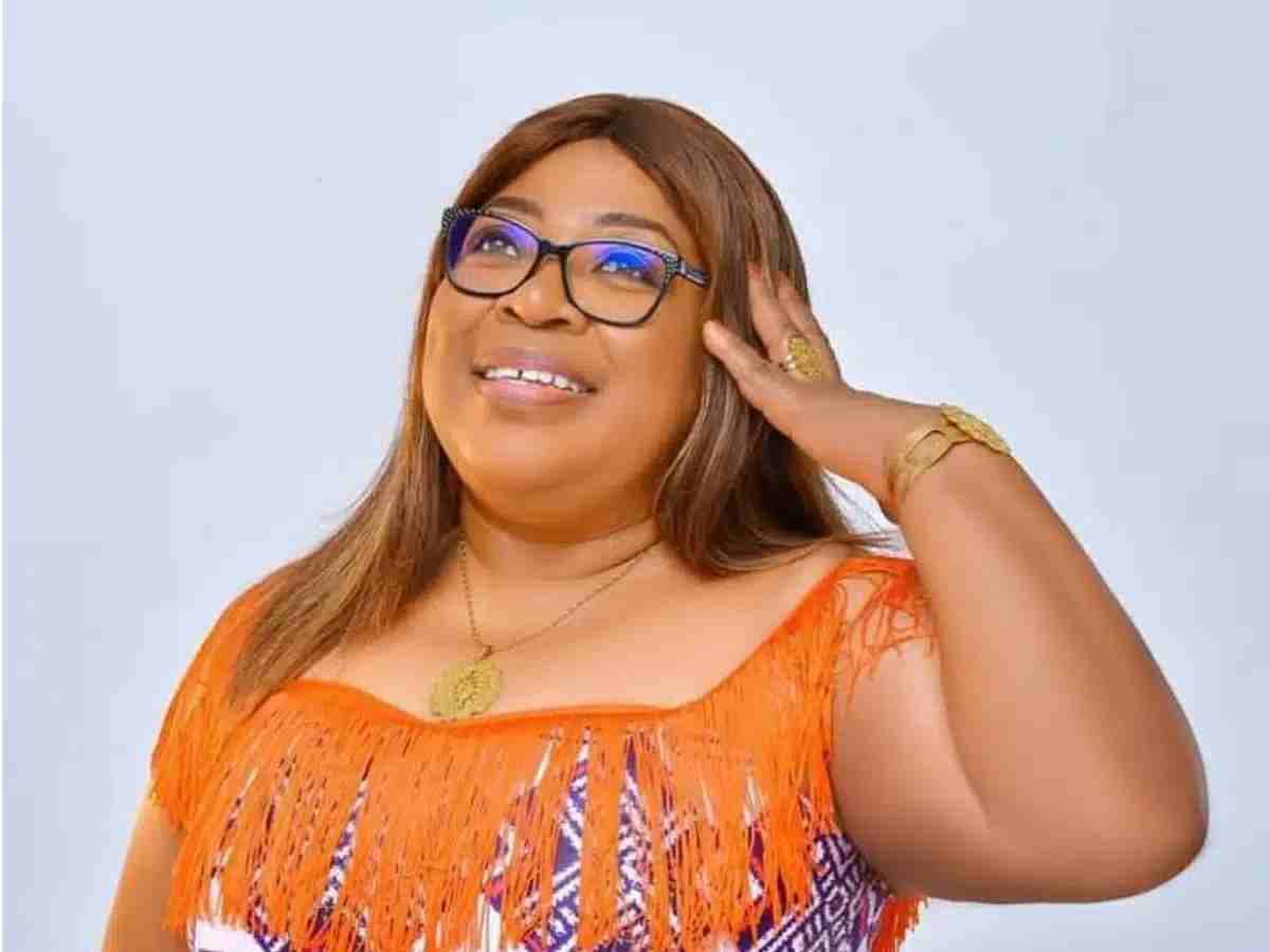 Mami Ton, actrice camerounaise souriante en portrait.