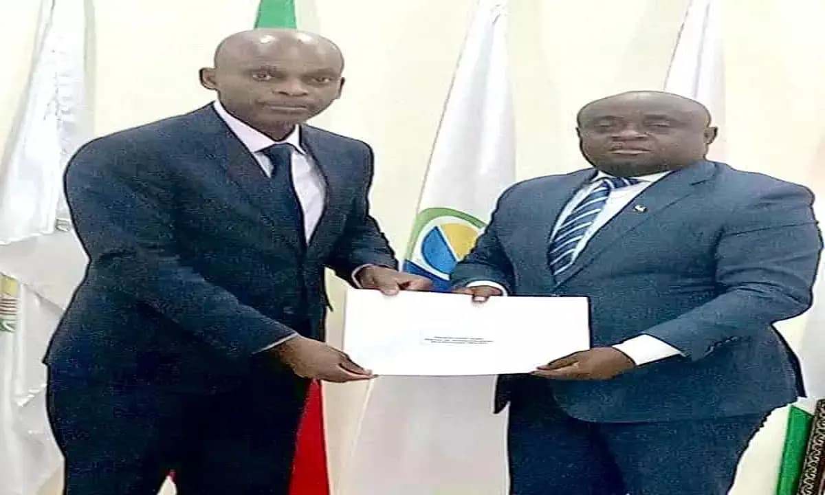 Maximin Mangoualamangoye remet ses lettres de créance à Robert Dussey, ambassadeur du Gabon au Togo.