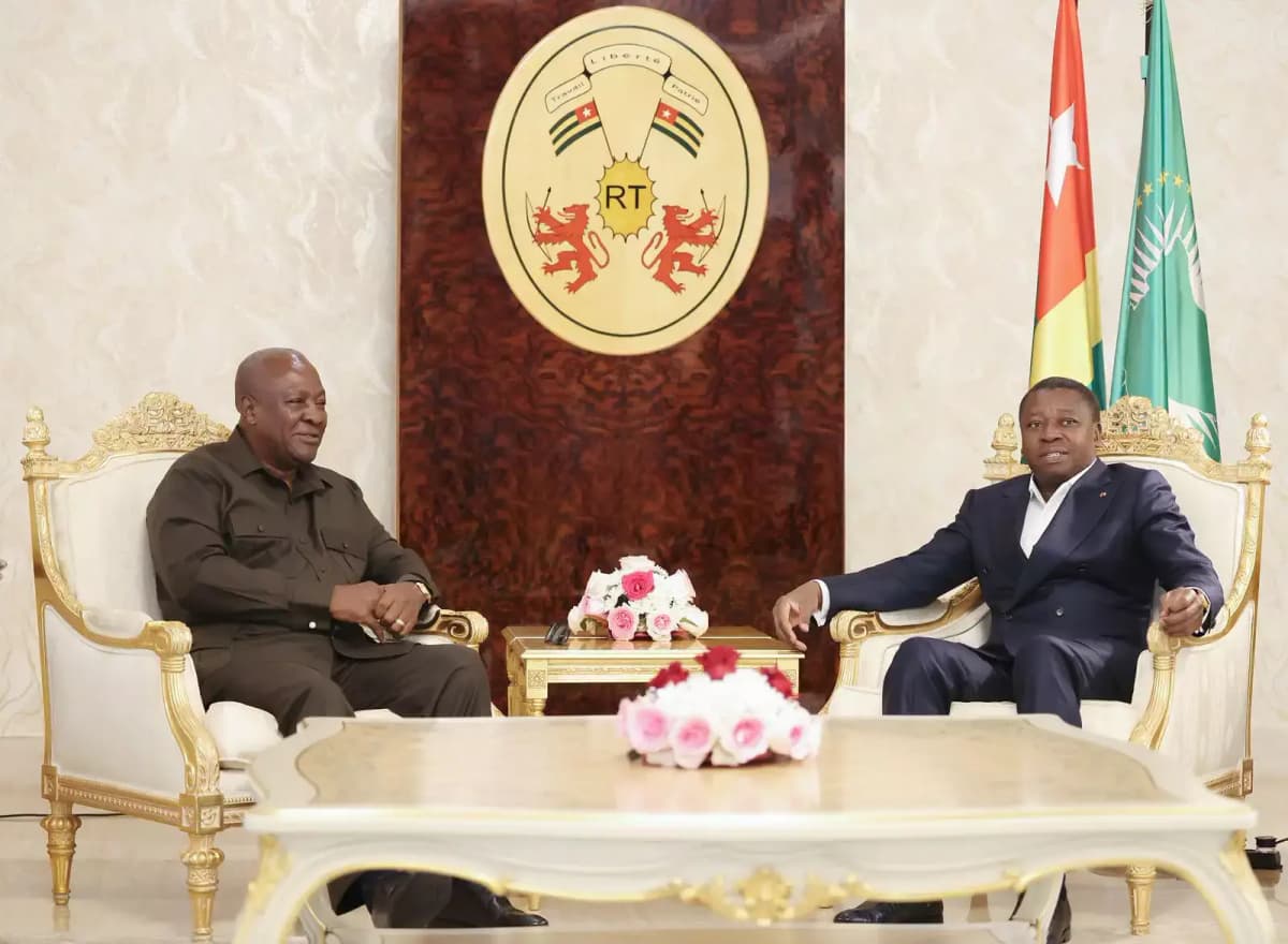 John Dramani Mahama et Faure Gnassingbé en discussion lors d'une rencontre officielle.