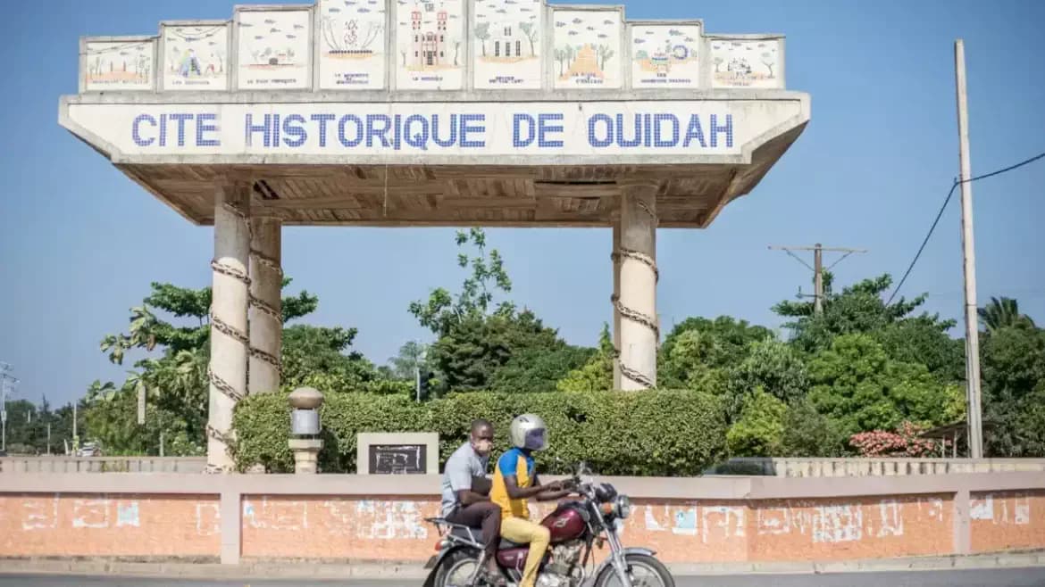 Monument d'entrée de la Cité historique de Ouidah, démoli pour un projet de rénovation.